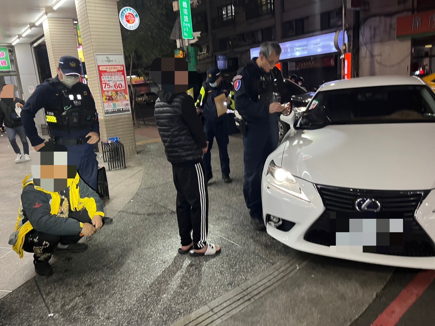 新北保大巡邏時攔查違停車輛。(記者徐煜勝翻攝)