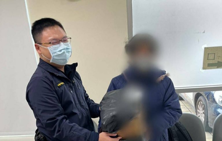 經由中和警查證確認包裹為女兒網購。(記者徐煜勝翻攝)