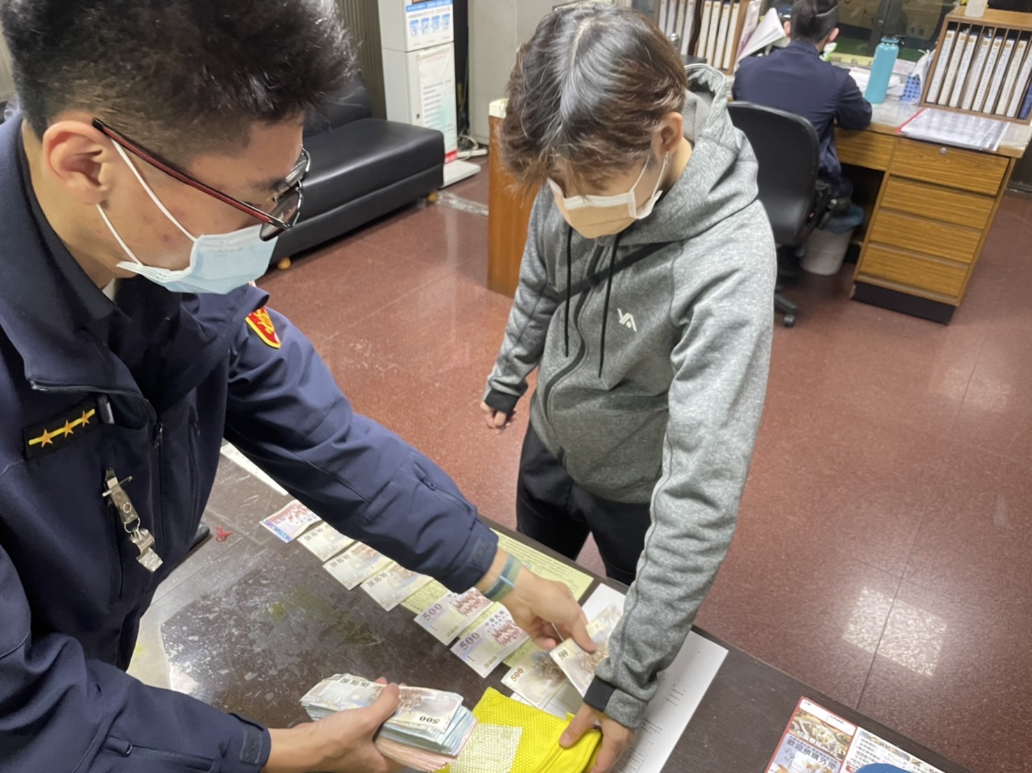 板橋警幫施女將錢全數尋回。（記者戴昱弘翻攝）