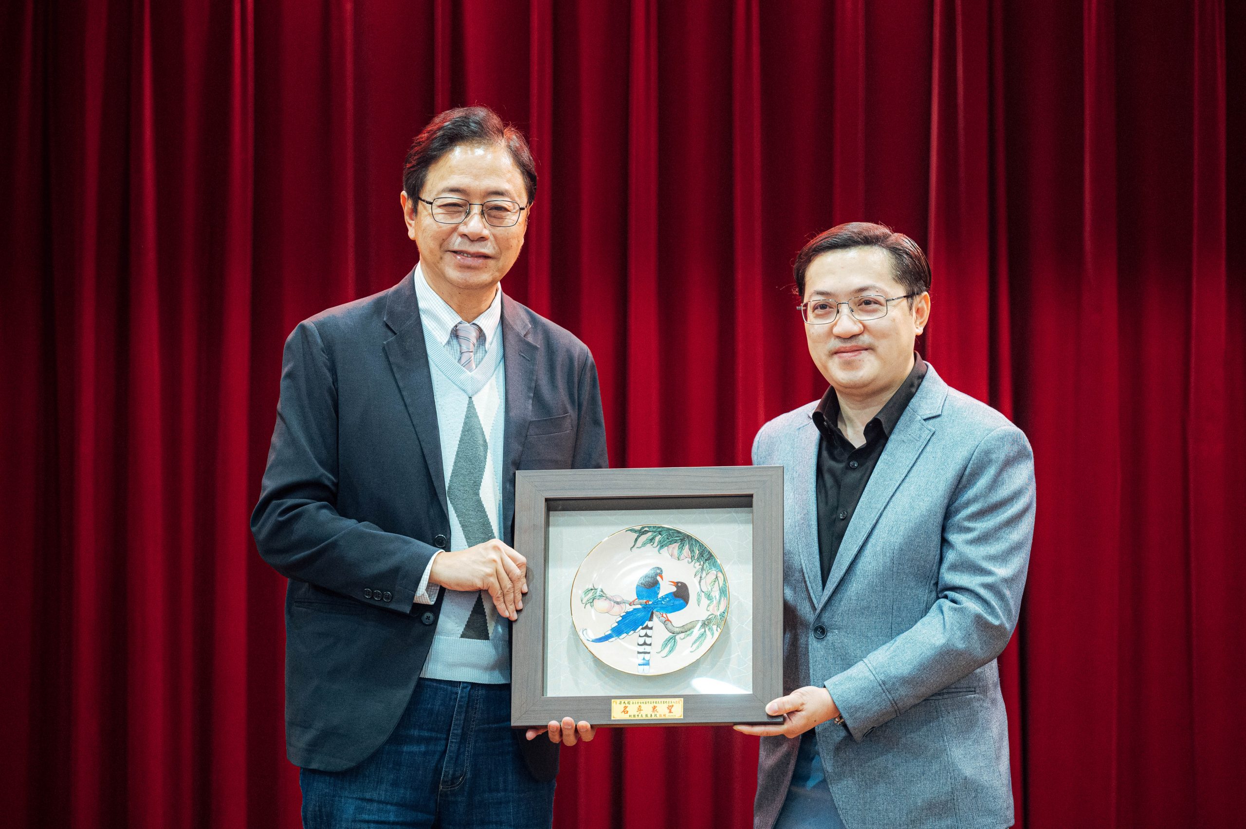 巿長張善政(左)與國民黨新任黨團總召梁為超(右)合影。(記者包克明翻攝)