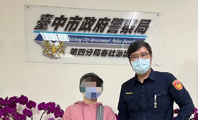 中市警四分局春社派出所警員陳宏霖日前協助失智父親完成尋找女兒超級任務。(圖/記者謝榮浤翻攝)