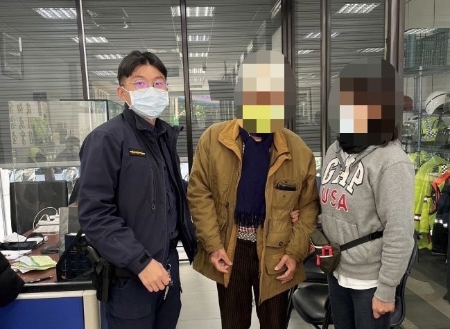 海山警努力找尋終於尋獲迷途老翁。（記者戴昱弘翻攝）