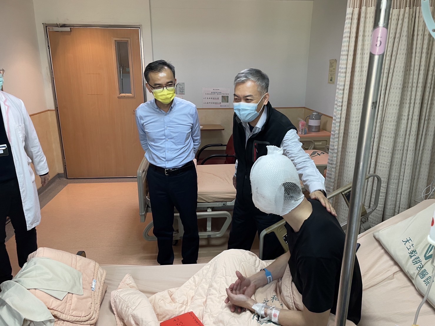 議會公關室主任陳昌義代表慰問。(記者徐煜勝翻攝)