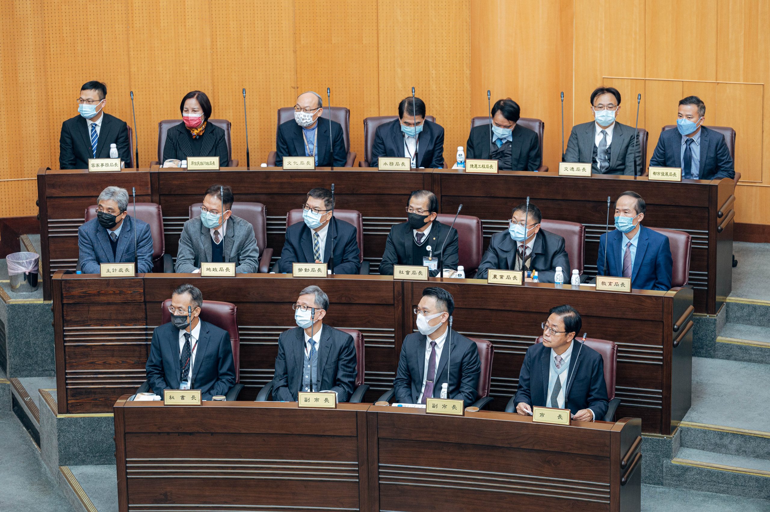 巿長張善政率領巿府團隊出席「桃園巿議會第3屆第1次臨時會」。(記者包克明翻攝)