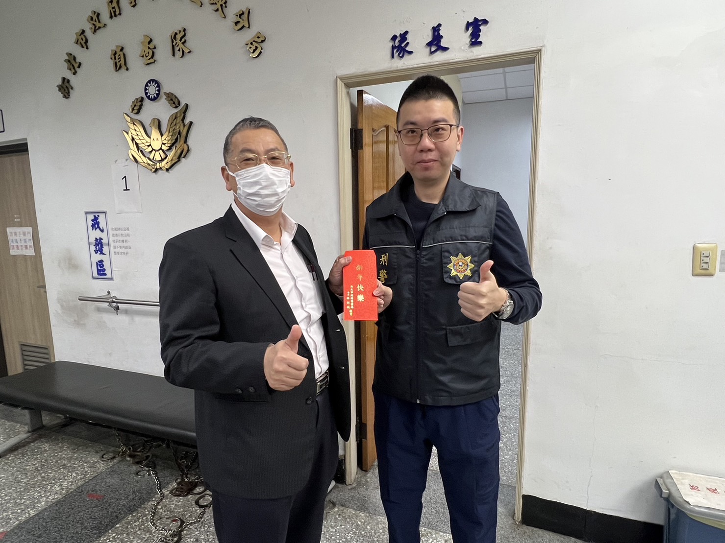 呂副局長與偵查隊長梁献堂合影。(記者徐煜勝翻攝)