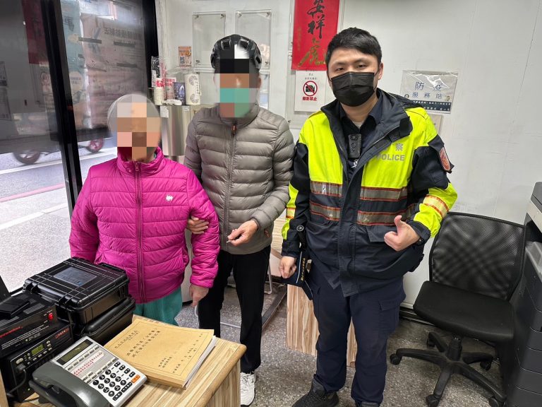 淡水警助失智老婦母子團圓。(記者戴昱弘翻攝)