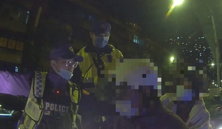 海山警擔心機車後座女子狀況。（記者戴昱弘翻攝）