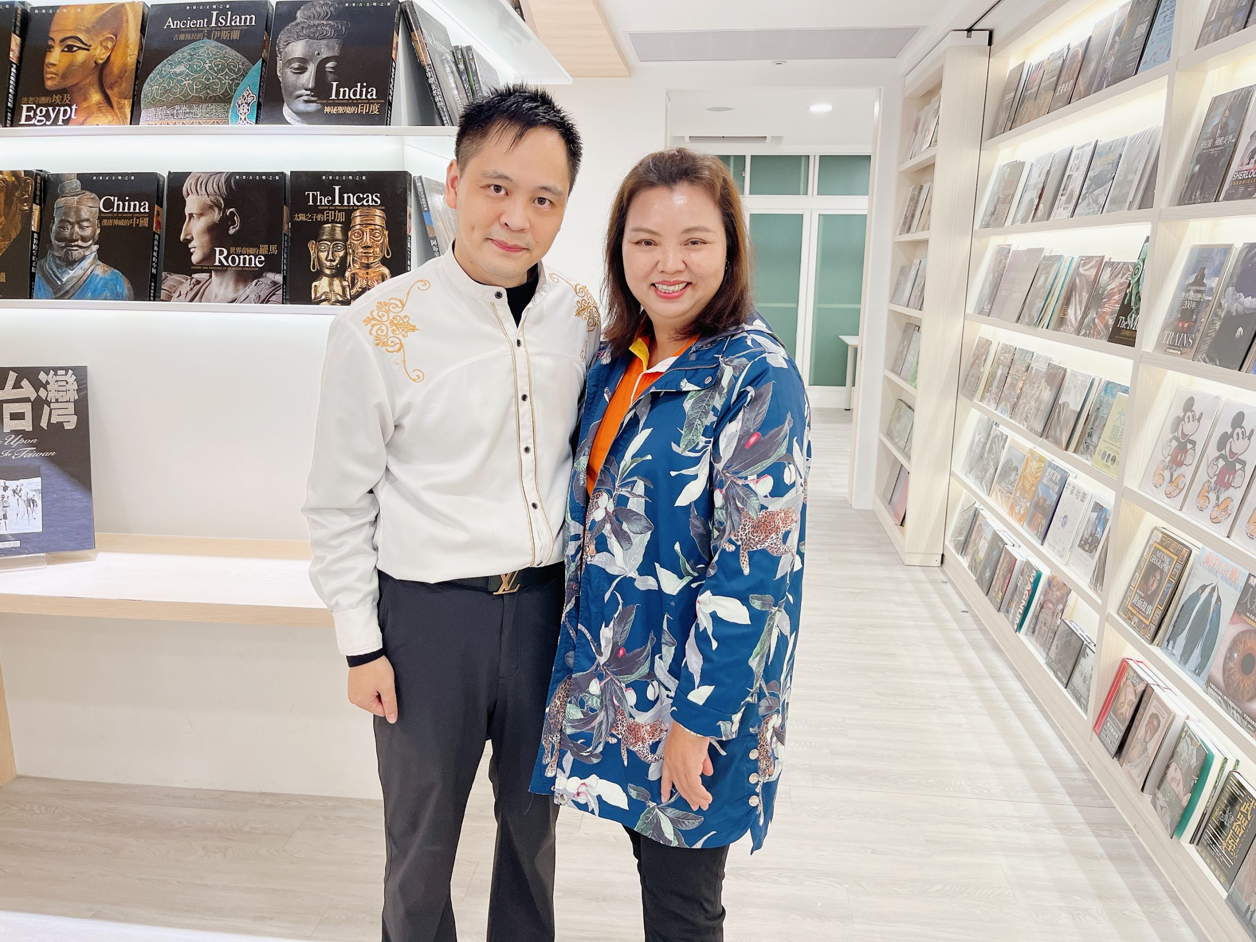 泰北孤軍後代所創「大同中學」主任劉遠珍（右）出席黃信凱（左）講座。（記者馬治薇攝）