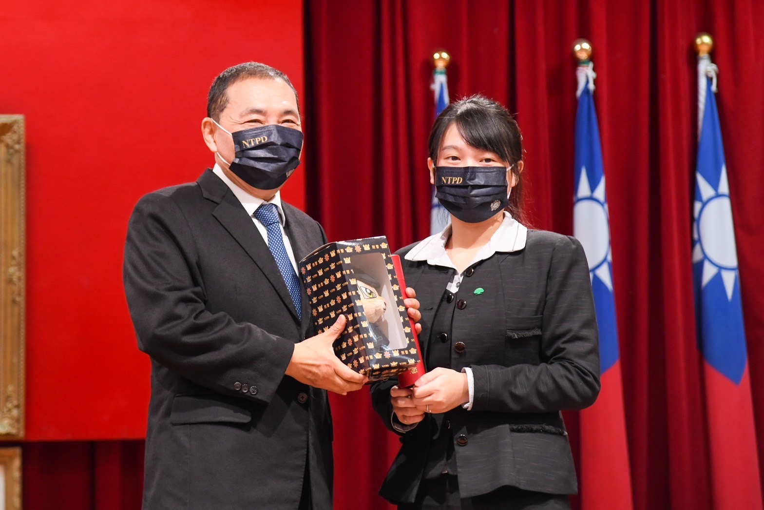 3位攔阻詐騙特殊功績者獲贈「打詐豹隊長」公仔。(記者楊國域翻攝)