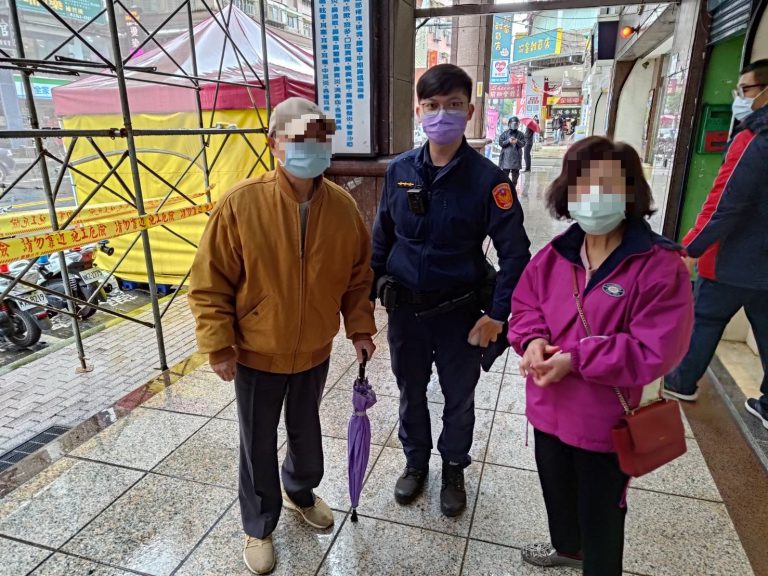 土城警助婦人找到失智老公。(記者徐煜勝翻攝)