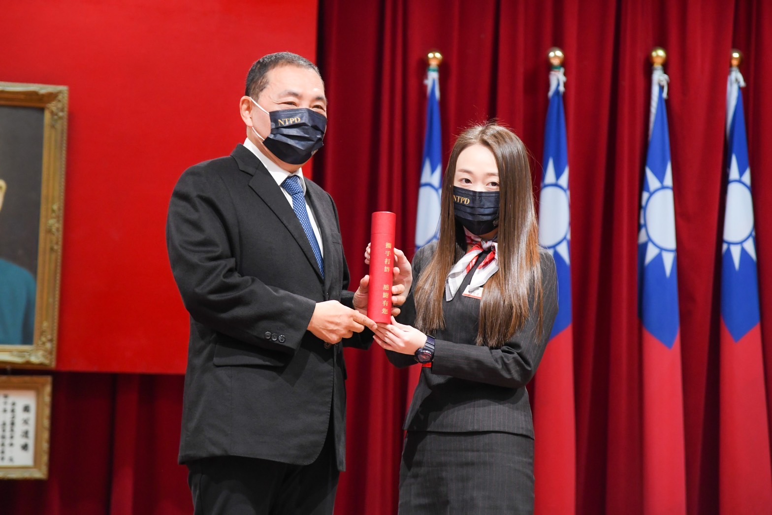 侯市長向阻詐有功人員頒發感謝狀。(記者楊國域翻攝)