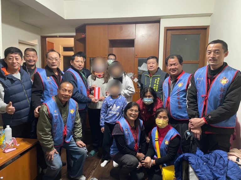 新莊光華所副所長葉國棟偕同「新北市金蘭愛心關懷協會」幫弱勢家庭度難關。（記者戴昱弘翻攝）
