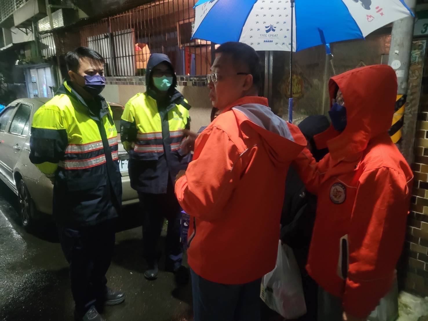 興隆派出所隨著張里長走訪弱勢家庭住居，並向長者們宣導反詐騙及交通安全等資訊。（記者楊國域翻攝）