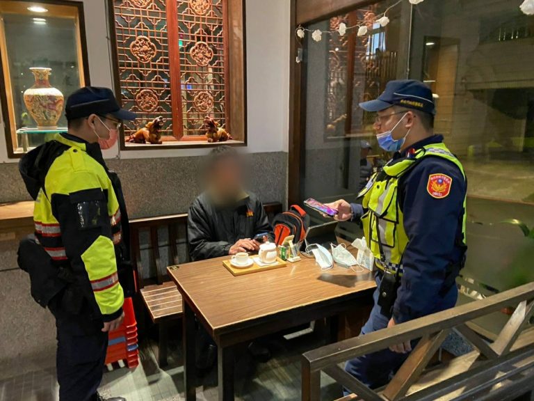 中和警於轄內餐館找到失蹤父親。(記者徐煜勝翻攝)