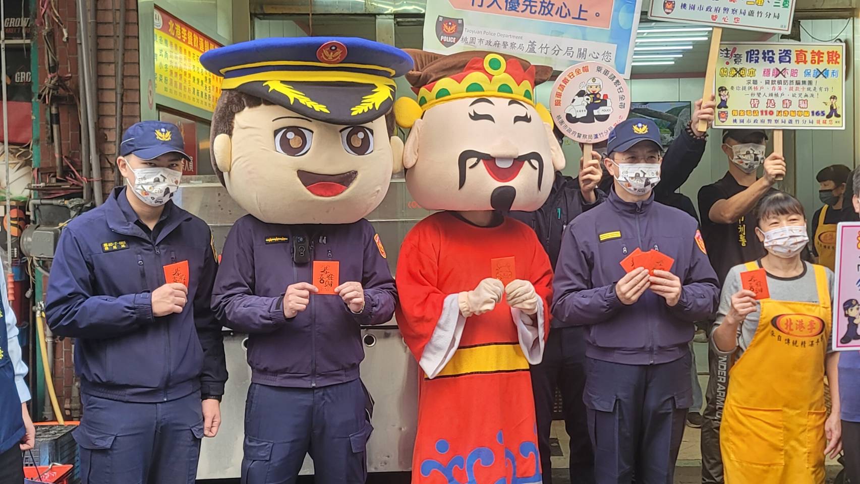 蘆竹區南農市場舉辦「福兔綿延，新春踩街活動」，以防竊、防搶、防詐及交通安全宣導活動。（記者宋紹誠翻攝）