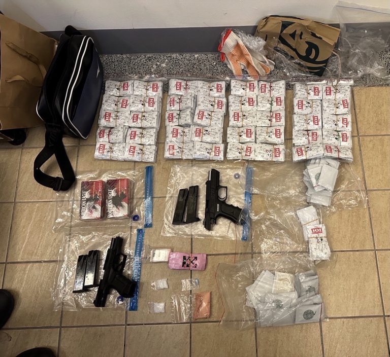 板橋警於臨檢時查獲大量咖啡包。（記者戴昱弘翻攝）