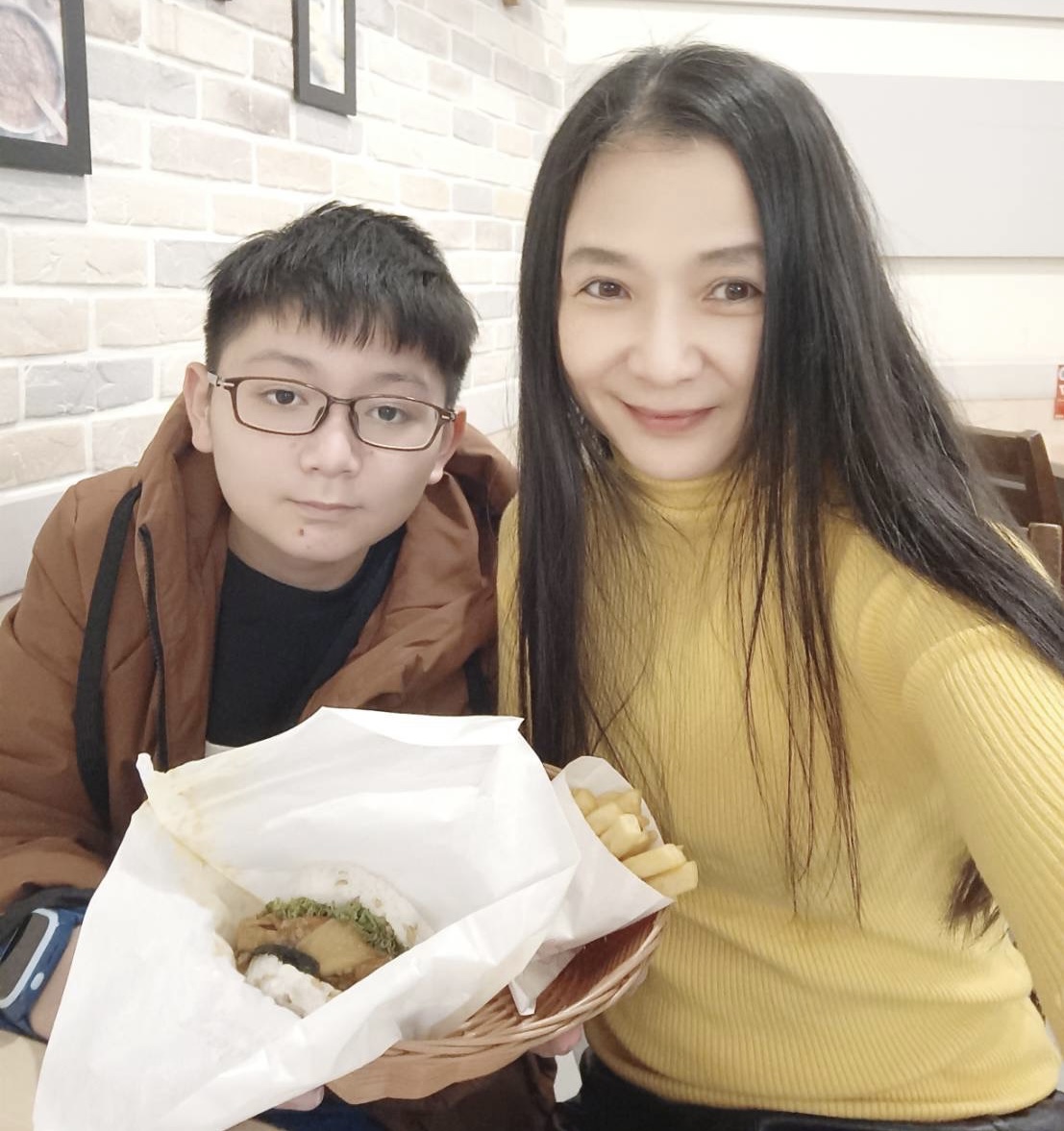 奈奈子在先生剛剛過世時發現兩歲的兒子是弱視，一路陪兒子治療，也因此發願關懷更多弱視兒童。（奈奈子提供）