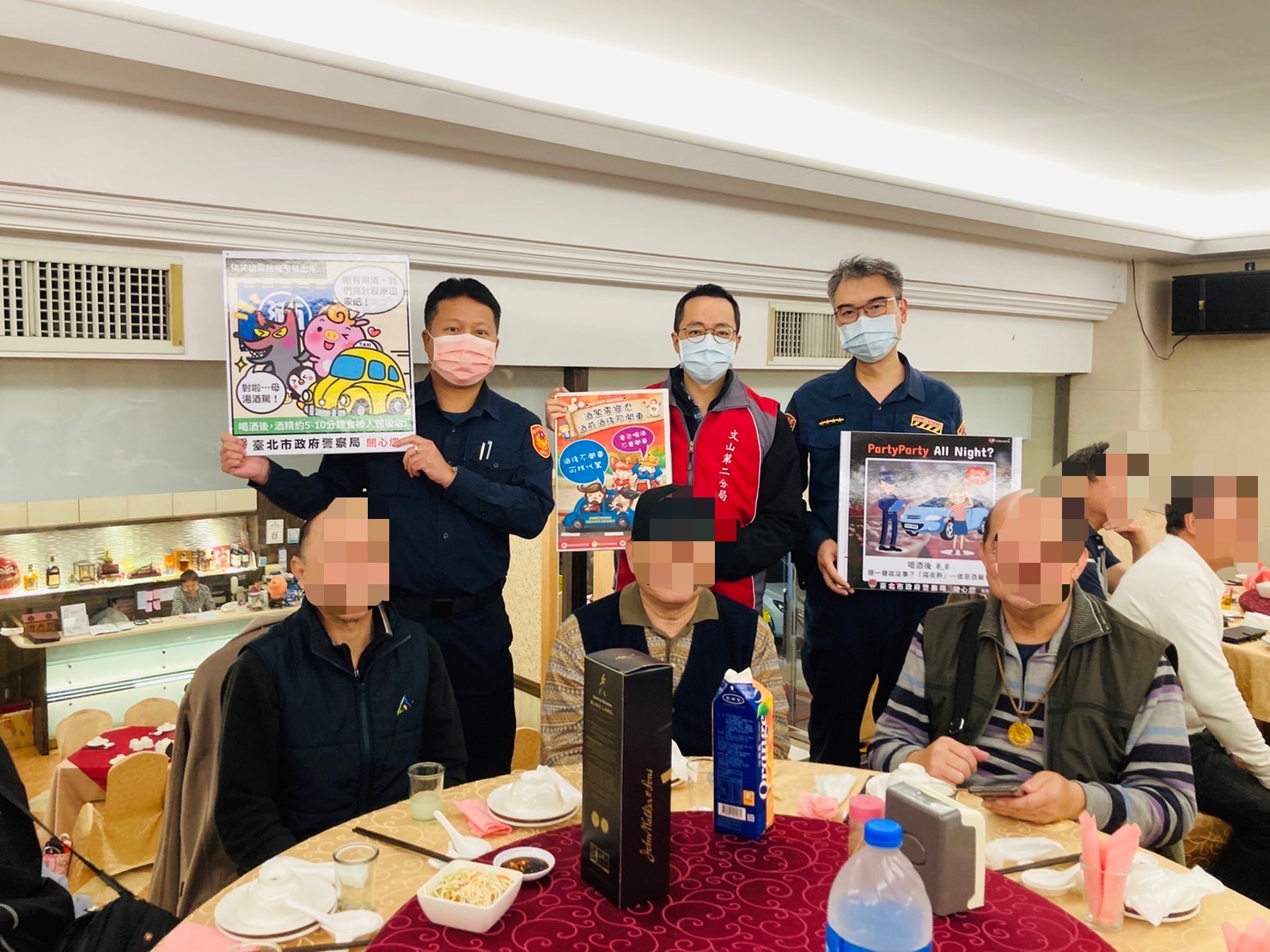 文山第二分局至餐飲營業場所辦理交通安全宣導活動。（記者楊國域翻攝）