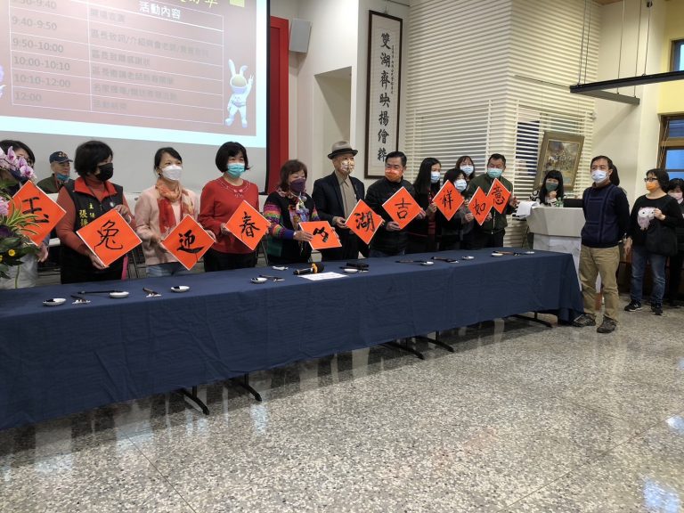 內湖區公所舉辦「2023癸卯年書法名家現場揮毫贈送春聯活動」。（記者李慕妍翻攝）