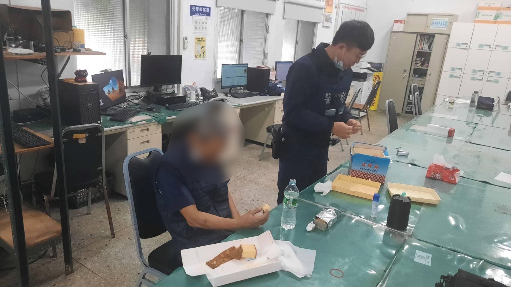 羅士毅替老翁包紮傷口，且提供老翁水及食物，並通知郭姓老翁家屬至派出所接回。（記者楊國域翻攝）