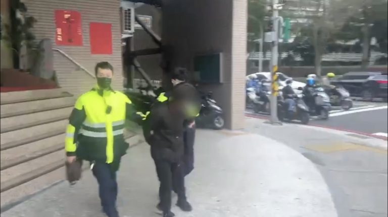 板橋警將陳男依毒品竊盜罪嫌送辦。（記者戴昱弘翻攝）
