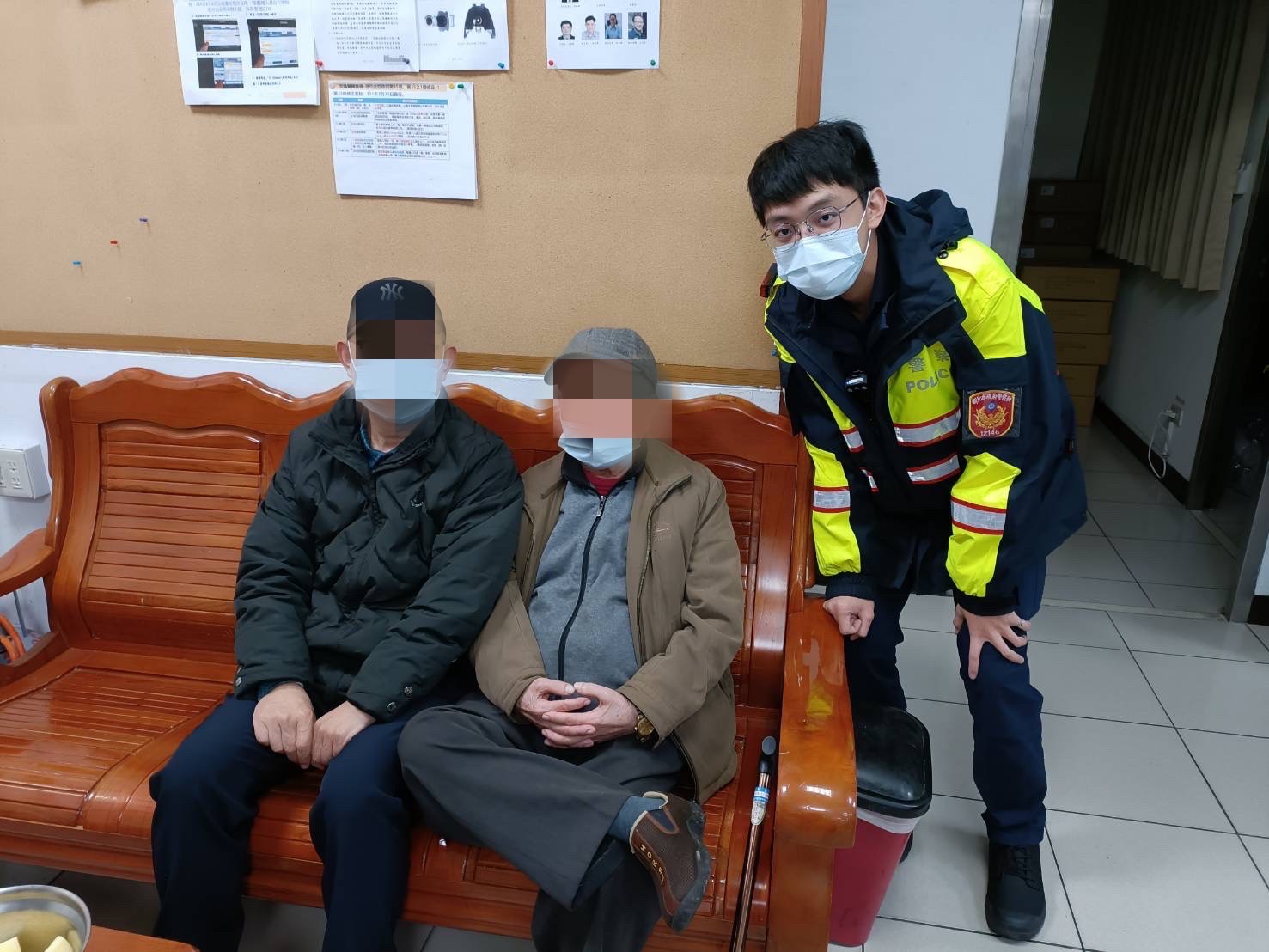 三峽警協助失智迷途老翁返家。(記者徐煜勝翻攝)