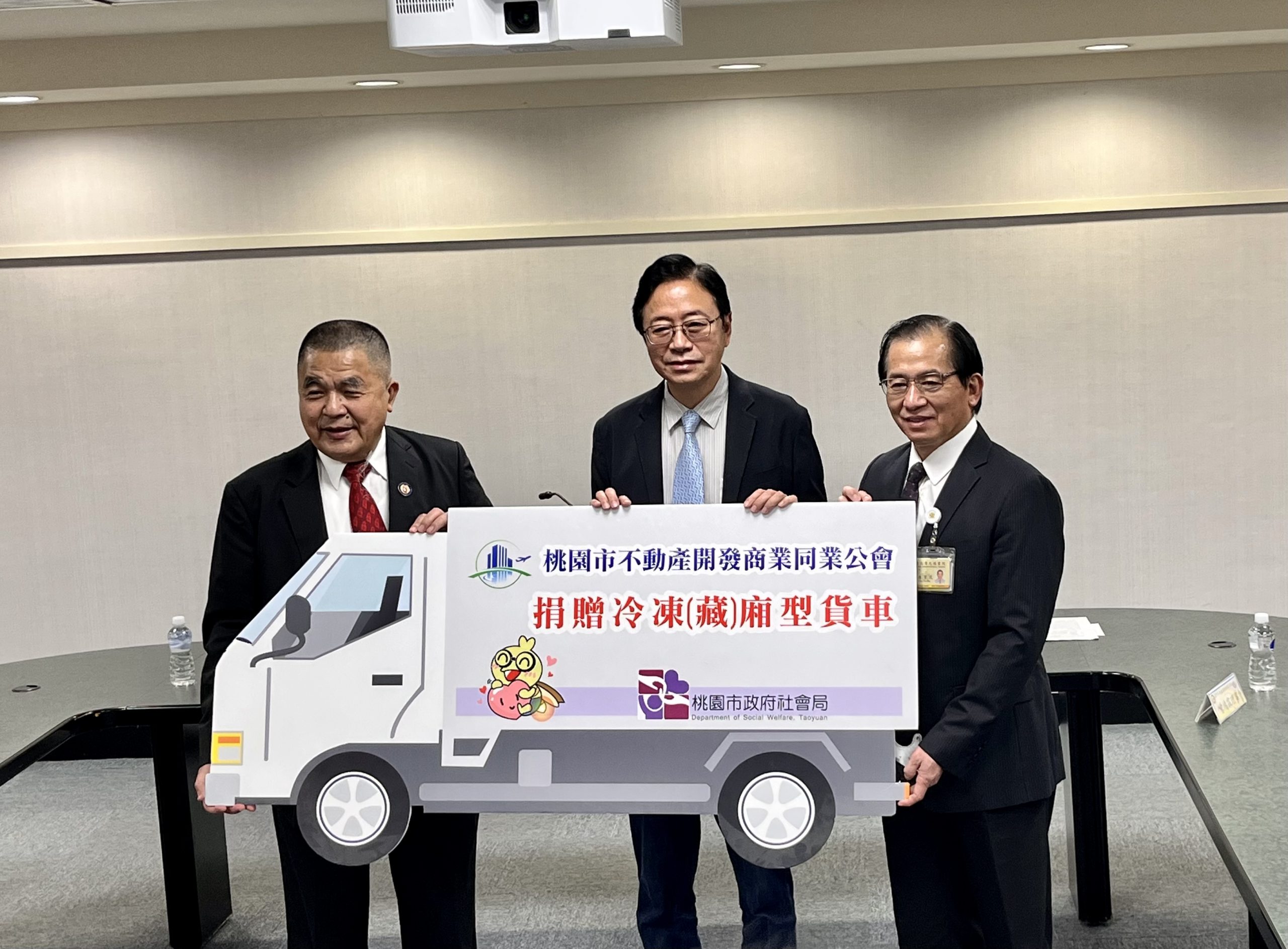 桃園市長張善政(中)與社會局長陳寶民(右)出席「桃園市不動產開發商業同業公會冷凍冷藏車捐贈儀式」。(記者馬治薇攝)