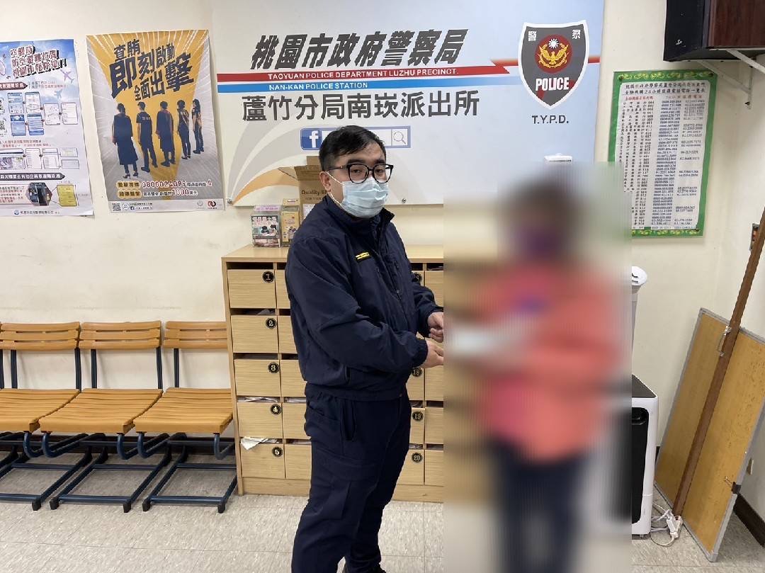 南崁所長李嘉銘協助轄內弱勢民眾申請救助金，並轉介給社會局關懷協助。（記者包克明翻攝）