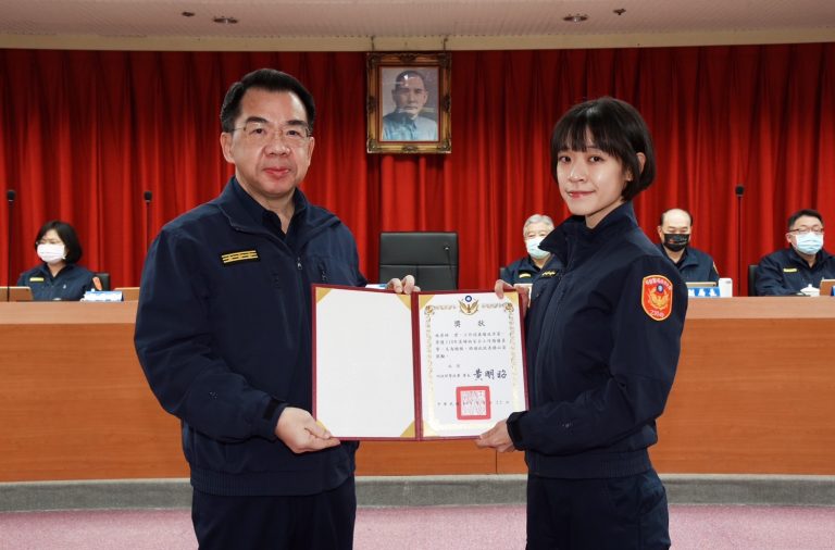 局長楊源明(左)頒獎給婦幼警察隊績優員警林翌婷(右),林員曾成功救援近60名被害兒少。(記者趙靜姸翻攝)