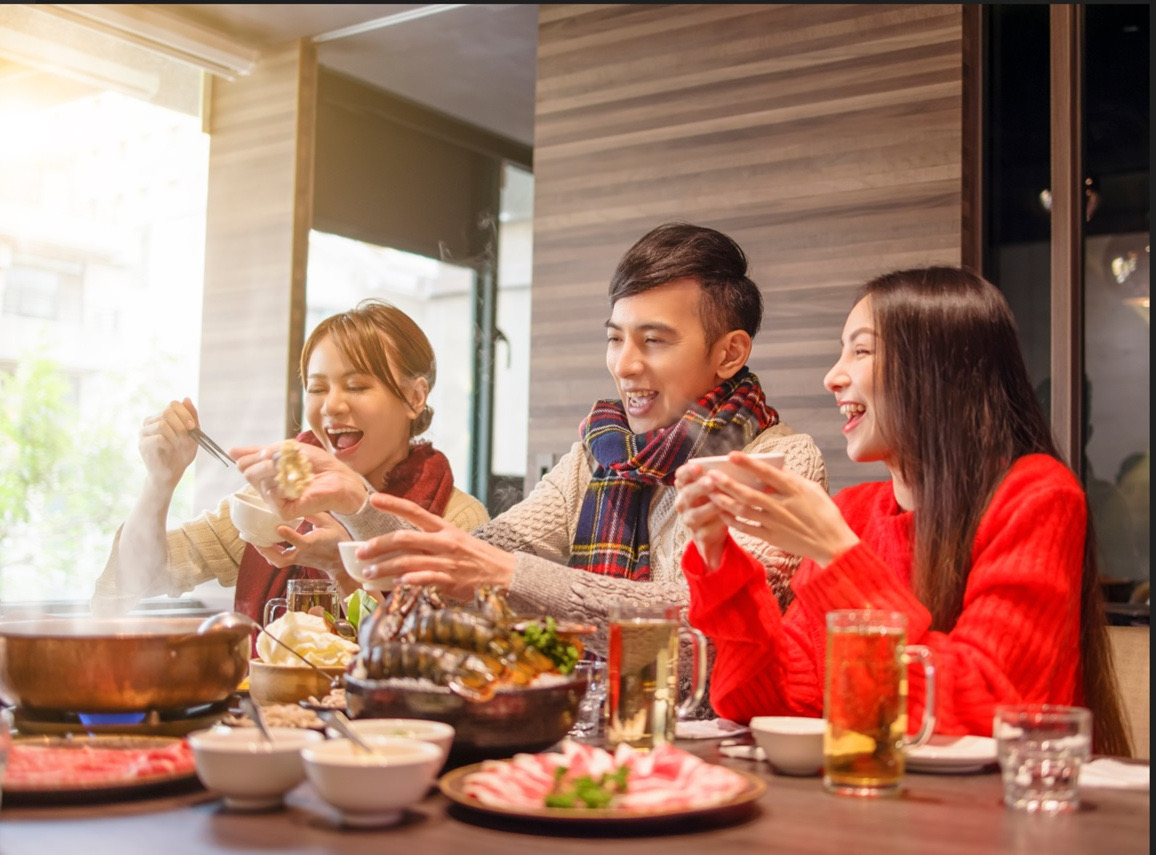 聚餐大吃大喝會造成身體負擔。(圖/全家威德雙酵益生菌提供)
