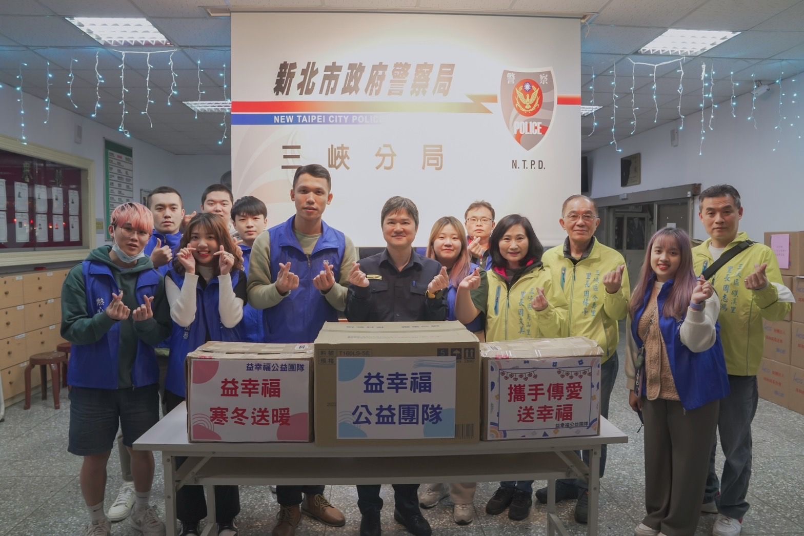 三峽警與善心團體年前發送物資。(記者徐煜勝翻攝)
