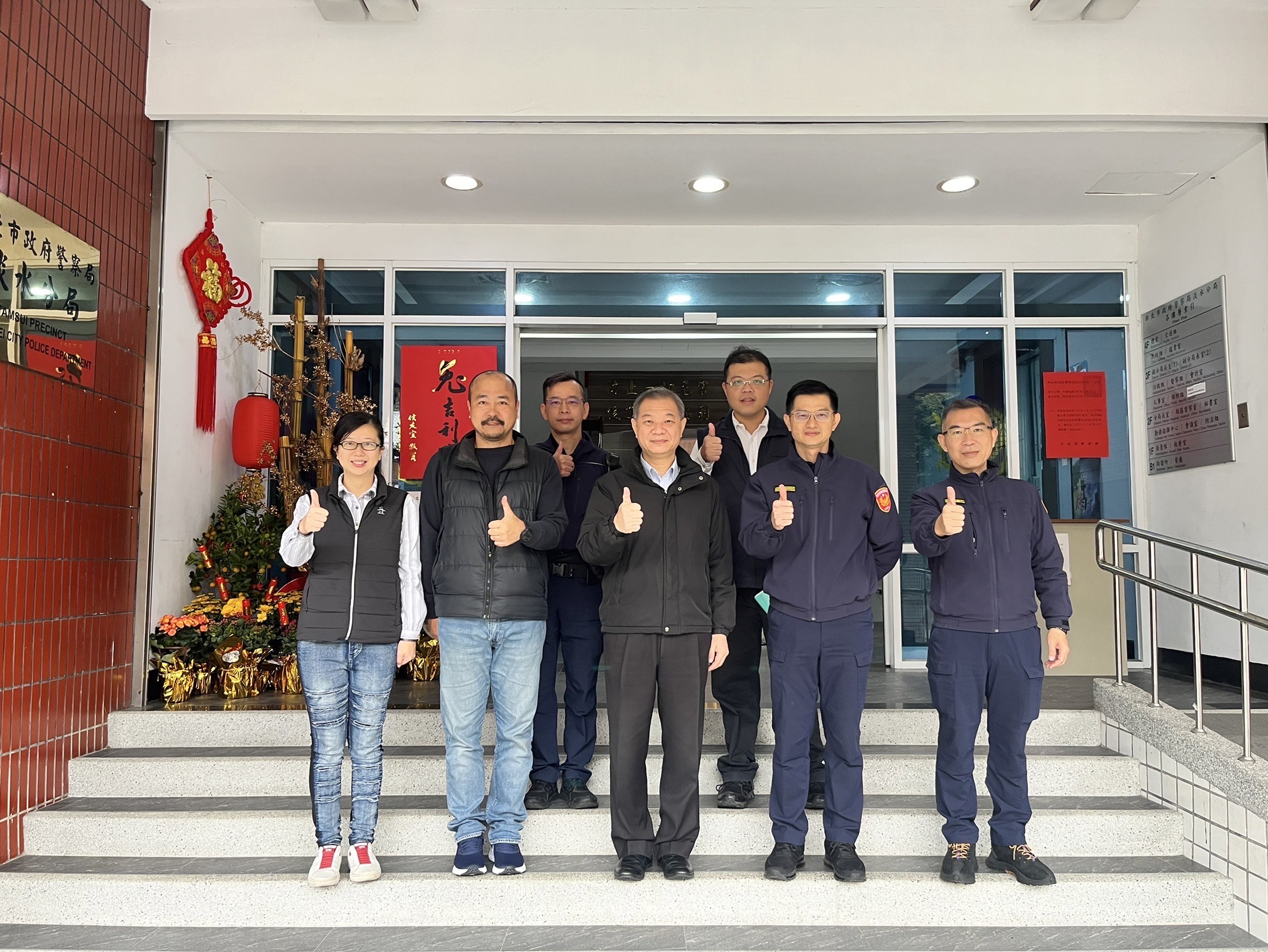新任局長廖訓誠蒞臨淡水分局慰問。(記者戴昱弘翻攝)