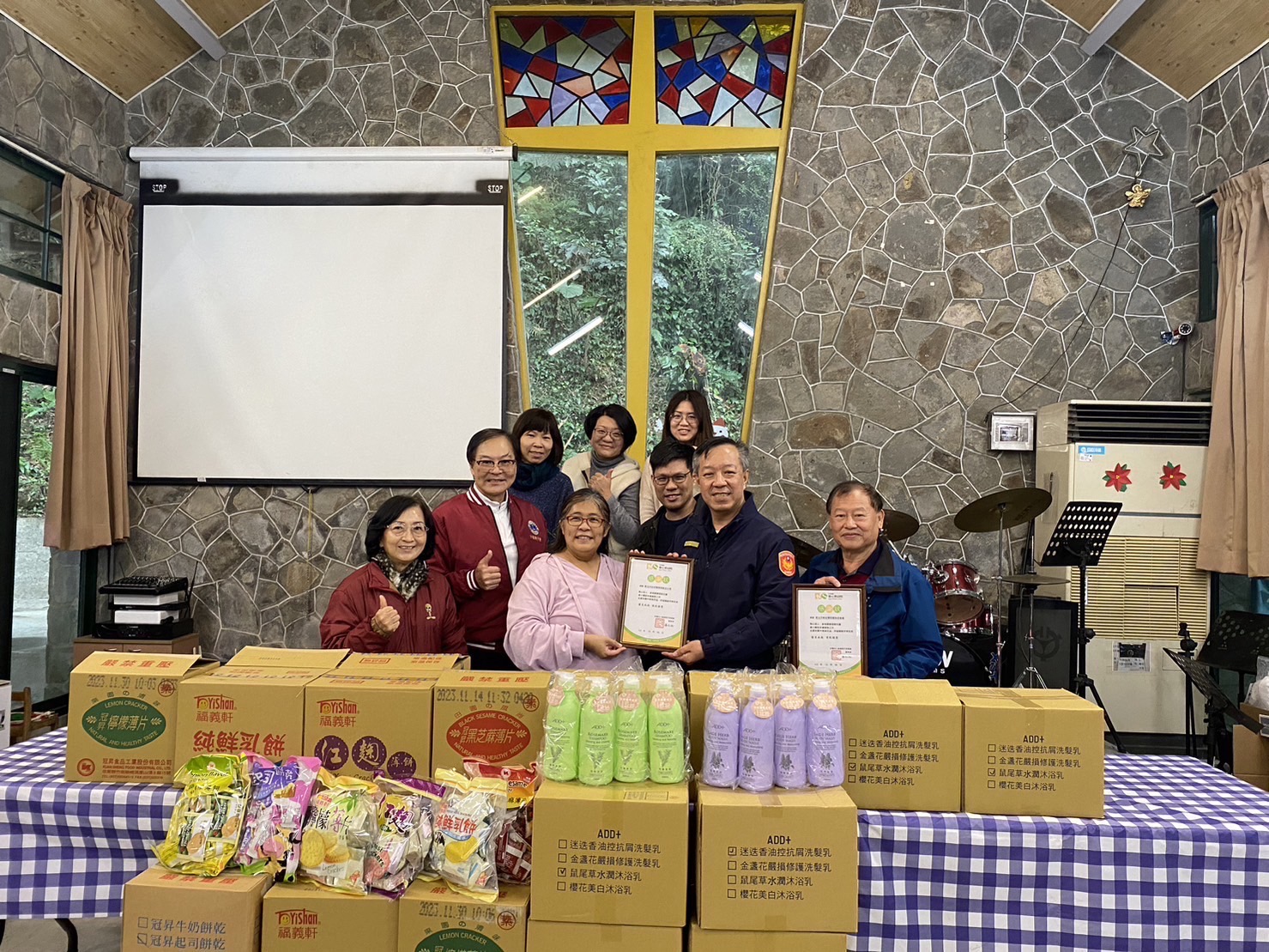 新莊分局長林溫柔與慈善團體為育幼院送上善款物資。（記者戴昱弘翻攝）