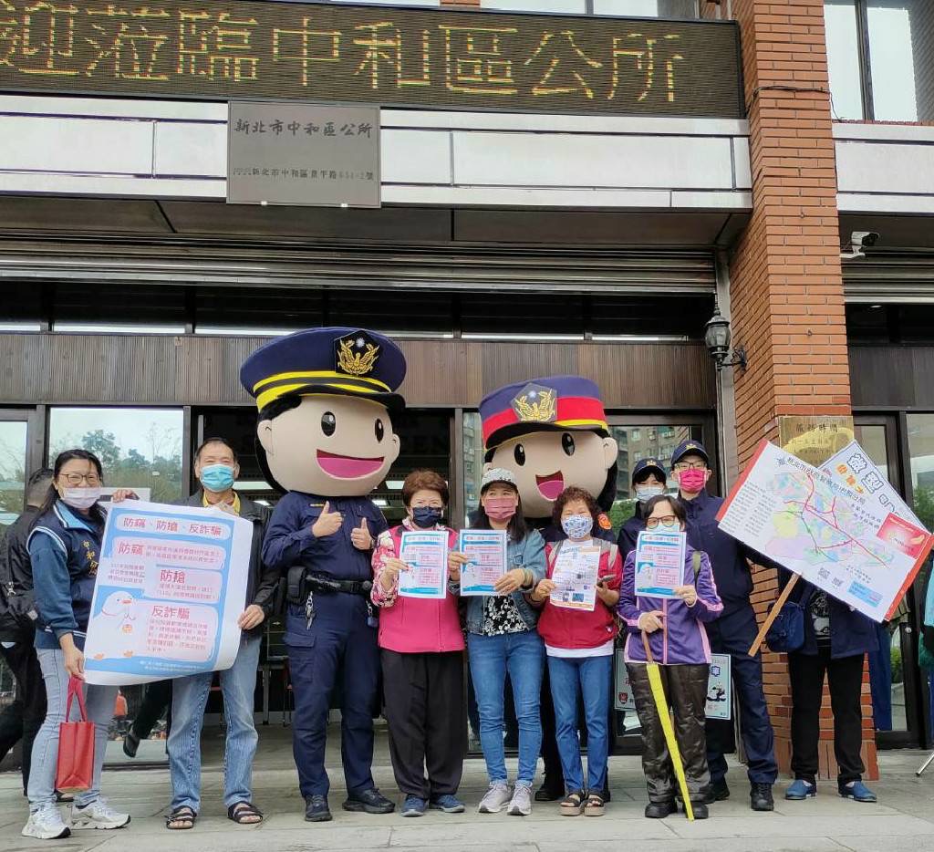 中和警娃娃至公所做治安宣導。(記者徐煜勝翻攝)