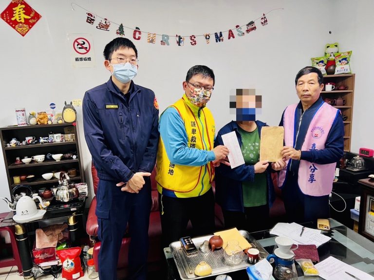 文聖所副所長洪哲民與喜悅成長的蔡高隆理事長、慈善協會代表莊明勳先生致贈奠禮予陳姓民眾母親。（記者戴昱弘翻攝）