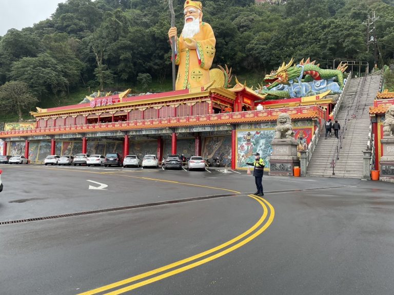 過年期間中和警加強烘爐地交通疏導。(記者徐煜勝翻攝)