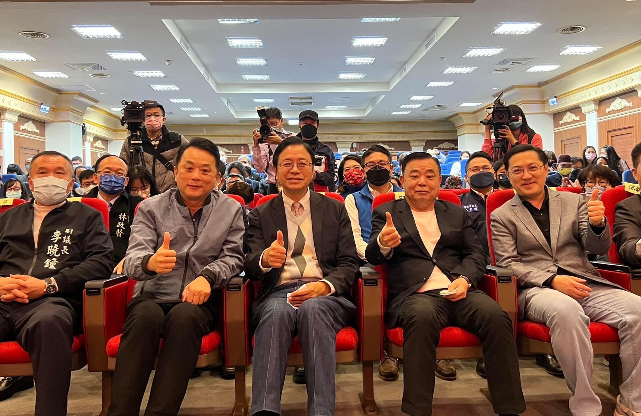副議長李曉鍾、立法委員魯明哲、巿長張善政、議長邱奕勝、議員梁為超(從左至右)一同出席國民黨議會黨團總召交接典禮。(記者包克明翻攝)