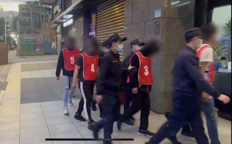 板橋警火速將6名犯嫌逮回法辦。（記者戴昱弘翻攝）