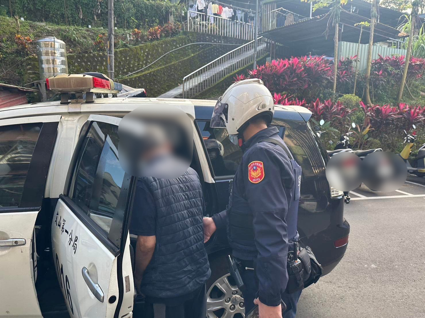 員警研判老翁疑有失智情形，載回派出所安置。（記者楊國域翻攝）