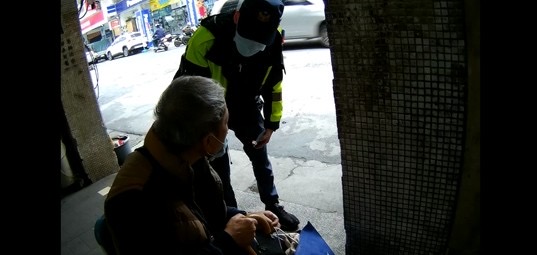 中和警駕車載老翁返家。（記者徐煜勝翻攝）