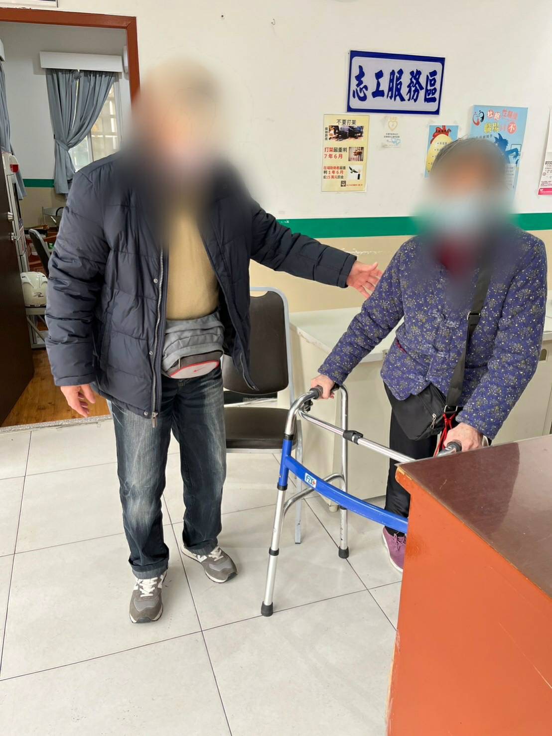 中和警查藥袋得知老婦身份，通知家屬前來。（記者徐煜勝翻攝）