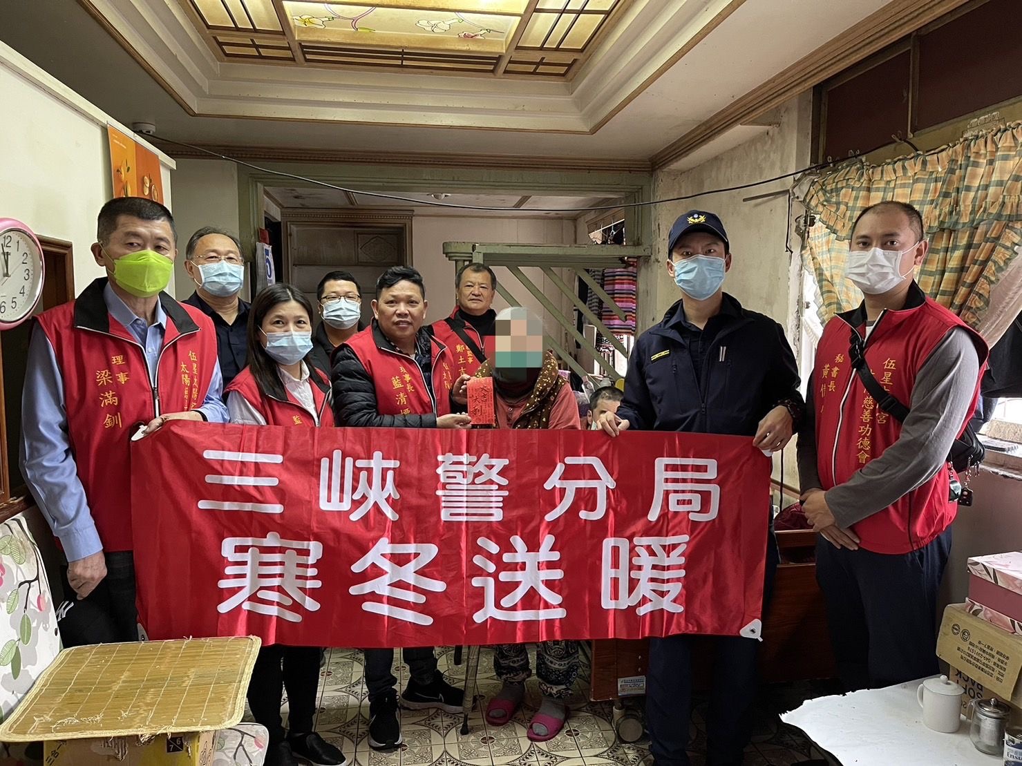 三峽警與慈善團體寒冬送暖。(記者徐煜勝翻攝)
