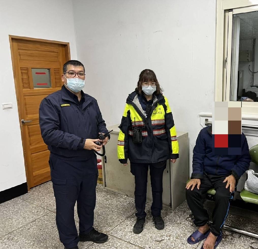 71歲的老先生掛念女兒，徒步自龍潭走到蘆竹，被巡邏員警經過載他至派出所休息。（記者楊國域翻攝）