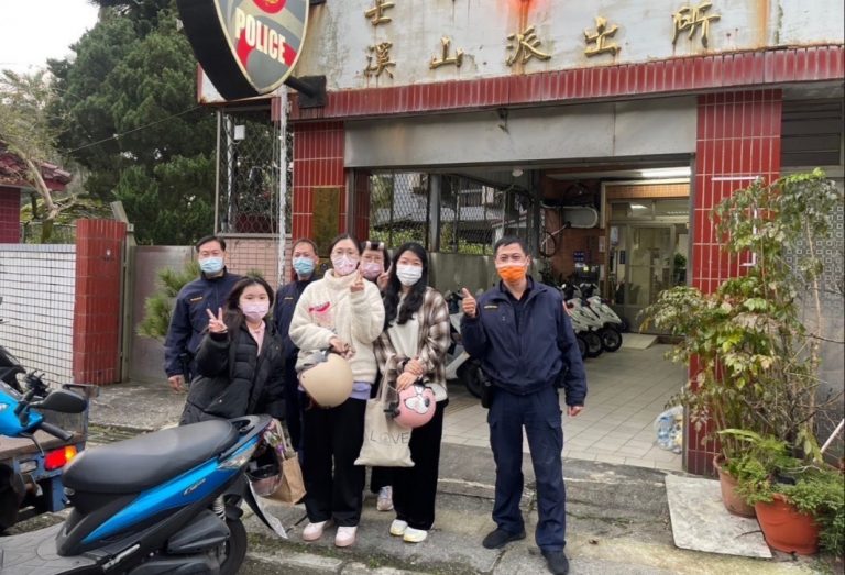 溪山派出所巡佐吳廣生、員警黃謙勛值班勤務時隱約聽見派出所外有哭泣聲，立即外出查看。(記者林艷林翻攝)