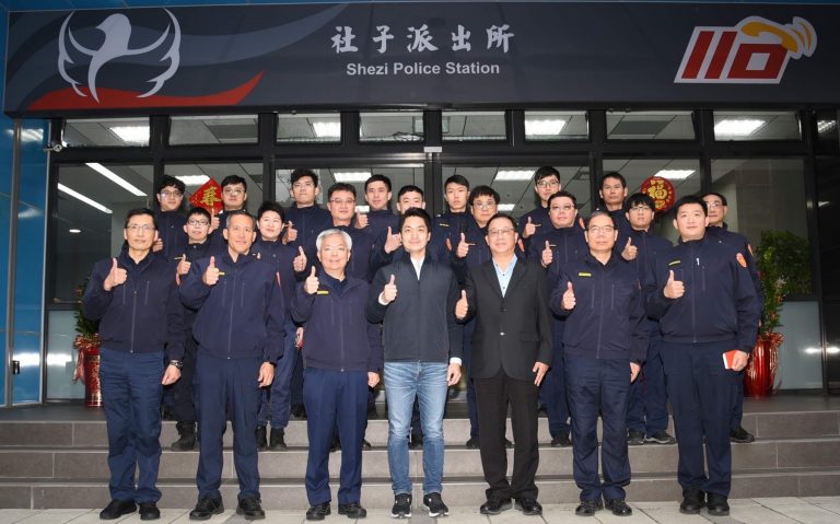 農曆春節前夕蔣市長日前到社子派出所頒發慰問金，感謝警察同仁這一年來維護社會治安的辛勞，也提前祝賀佳節愉快。(記者林艷林翻攝)