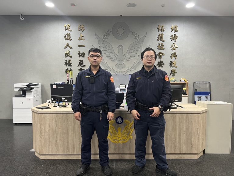 社子派出所警員呂松儒、謝亦騏接獲富邦銀行通報疑似有男子遭詐騙，旋即赴現場處理。(記者林艷林翻攝)