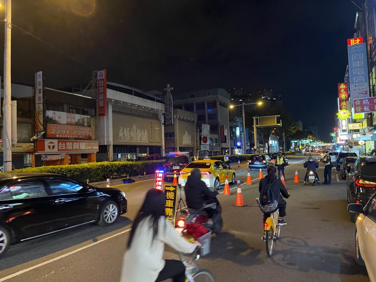 中市警五分局為維護交通安全,連假第一天由分局長陳松寅帶隊強化取締酒後駕車違規。(圖/記者謝榮浤翻攝)