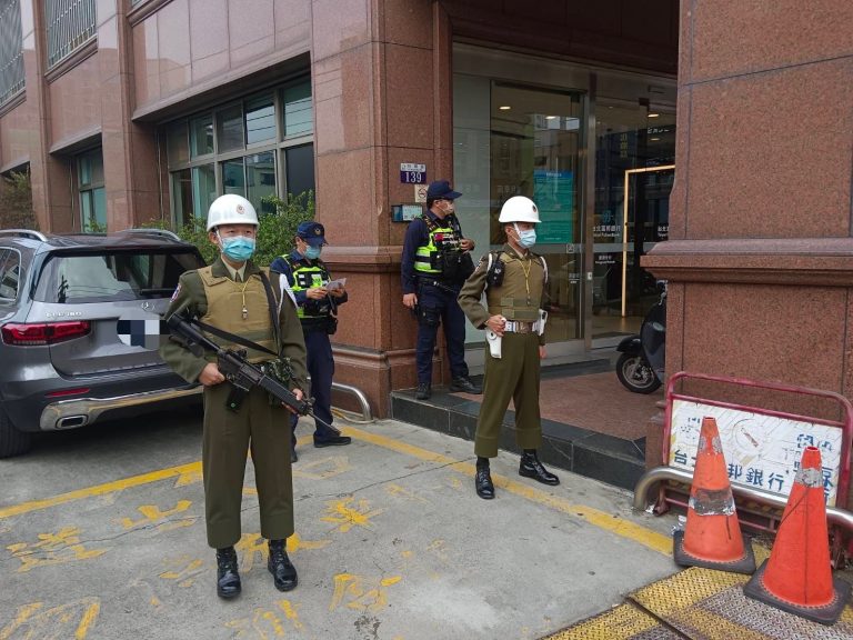 中市警豐原分局日前結合憲兵指揮部臺中憲兵隊共同執行「112年加強重要節日安全維護工作」，聯合執行巡邏強安全維護。(圖/記者謝榮浤翻攝)