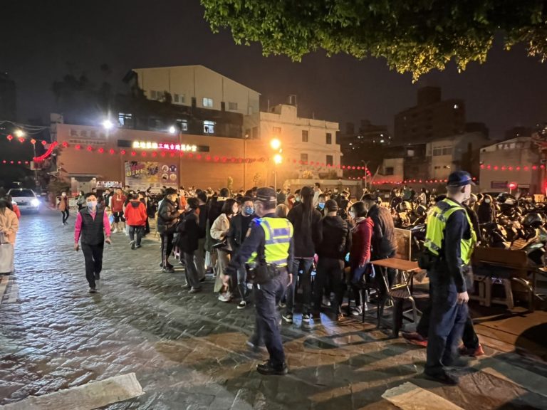 中市警四分局因應春節信徒湧萬和宮祈福求錢活動，由南屯所長廖雲傑親自率隊佈崗。(圖/記者謝榮浤翻攝)