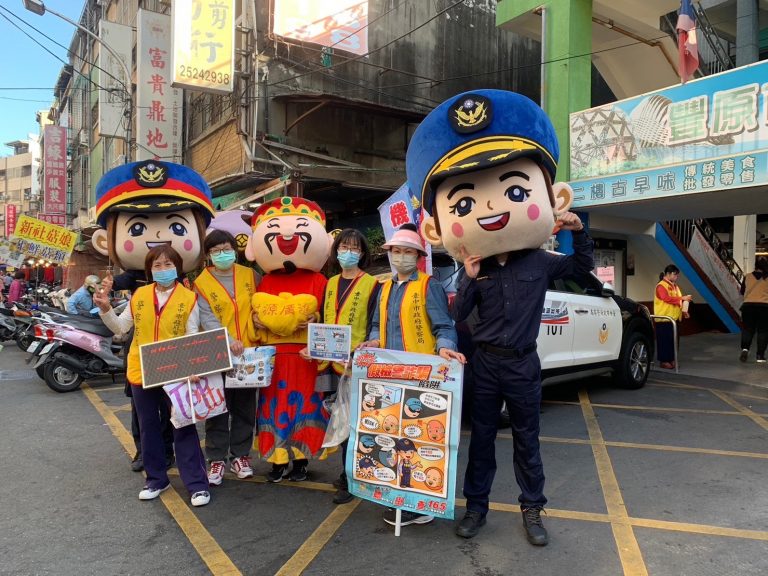 中市警豐原分局豐原派出所踩街遊行至第一市場宣導，並駐點「機動派出所」為民服務，親民可愛模樣吸引民眾圍觀。(圖/記者謝榮浤翻攝)